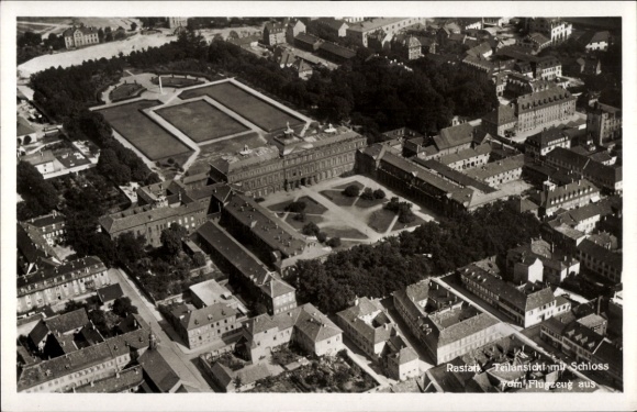 Ak Rastatt, Fliegeraufnahme vom Schloss und Ort
