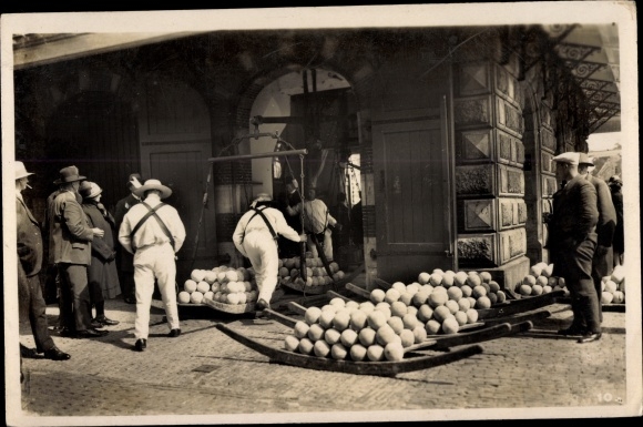 Photo Postcard Alkmaar North Holland The Netherlands, Cheese Market, Cheesemonger
