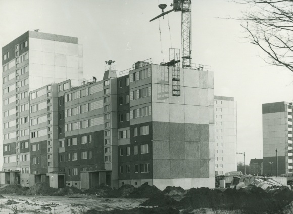 Photo Berlin Lichtenberg Alt Friedrichsfelde, street of liberation, new building district under construction, crane