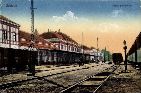 Postcard Szolnok Sollnock Hungary, Vasuti palyaudvar, train station, track side