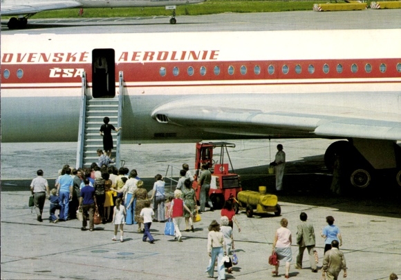 Ak Tschechoslovakisches Passagierflugzeug CSA, Flughafen, Passagiere beim Einsteigen