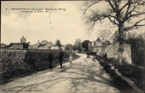 Postcard Frontenac Gironde, entrance to the castle, view of the train station