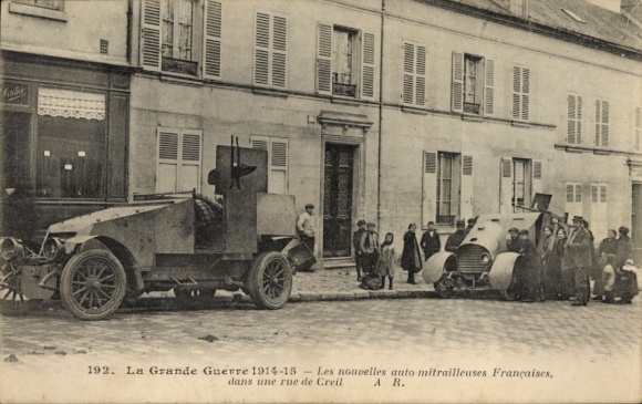 CPA Les new auto-mitrailleuses Francaises, on a rue de Creil, Grande Guerre