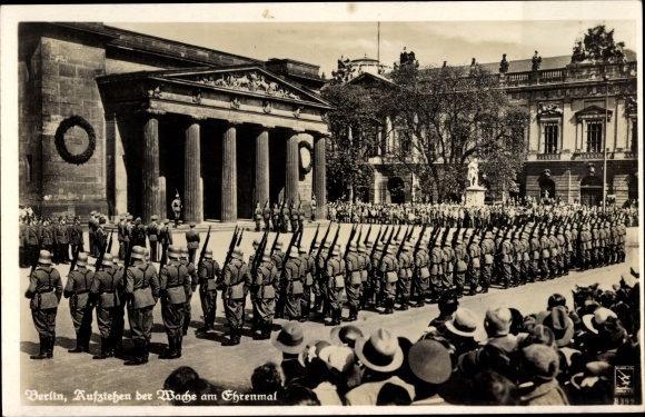 PC Berlin Mitte, Unter den Linden, raising the guard at the memorial