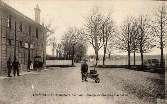 Postcard Acheres Yvelines, scene of a horse race, slightly cloudy sky, brickwork, people