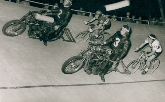 Photo standing races, cyclists with pacemakers