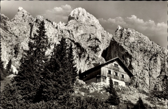 Ak Füssen im Allgäu, Berglandschaft, Holzhaus, Bäume, Felsen