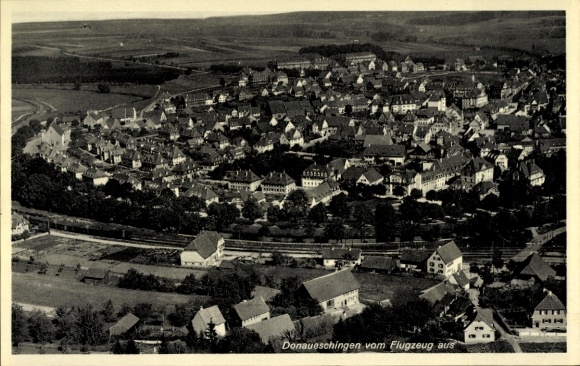 Ak Donaueschingen im Schwarzwald, Luftaufnahme von  Stadtansicht, Gebäude, Landschaft