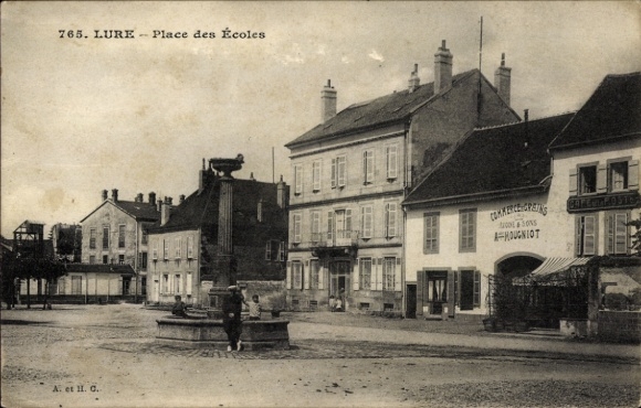 Ak Lure Haute Saône, Platz des Écoles, Brunnen, Gebäude, Cafés