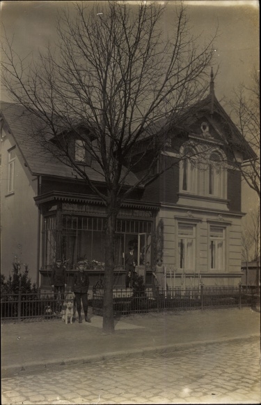 Foto Ak Heide in Holstein, Wohnhaus von der Straße gesehen, Anwohner, Hund