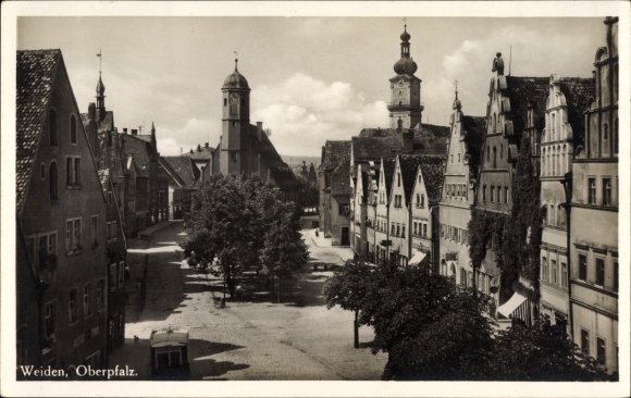 Ak Weiden in der Oberpfalz Bayern, straatgedeelte, plein bij de kerk, huizen met puntgevels