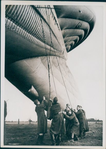 Photo Wehrmacht, rise of captive balloons, holding team
