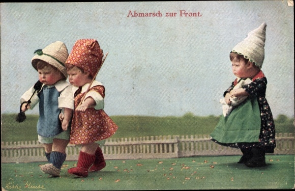 Ak Käthe Kruse-poppen, marcheer naar voren