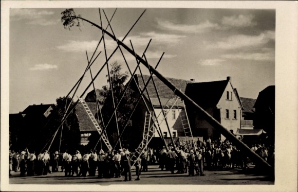 Ak Bad Klosterlausnitz in Thüringen, Maibaum aufgestellt, Menschenmenge, Gebäude im Hintergrund, 