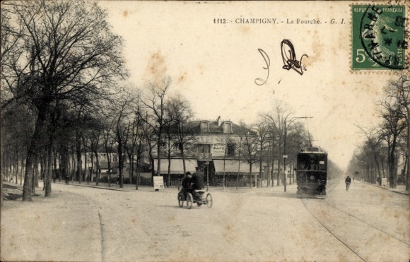 Ak Champigny sur Marne Val de Marne, Straße mit alten Bäumen, Straßenbahn, Fahrradfahrer,  Gebäud