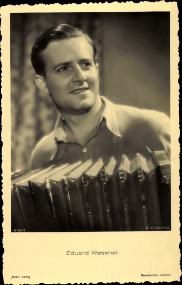 Ak Schauspieler Eduard Wesener, Portrait, Akkordeon