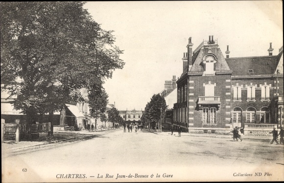 Postcard Chartres Eure et Loir, Rue Jean de Beauce and the train station