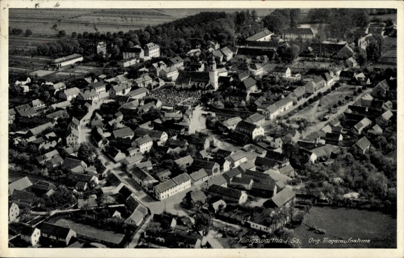 Ak Königswartha in Oberlausitz, luchtfoto van huizen, kerk, landelijke omgeving