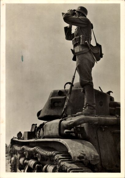 Postcard German Waffen SS, lookout for the enemy, soldier with binoculars standing on a tank