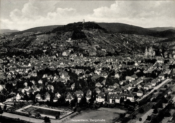 Ak Heppenheim an der Bergstraße, Aussicht auf  Bergstraße, Hügel mit Turm, Wohngebäude