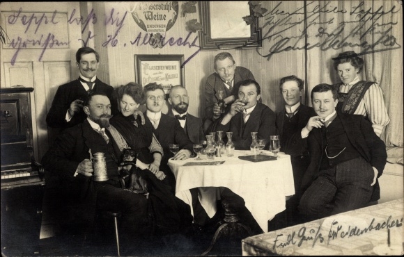 Photo Postcard Memmingen in Swabia, people in an inn