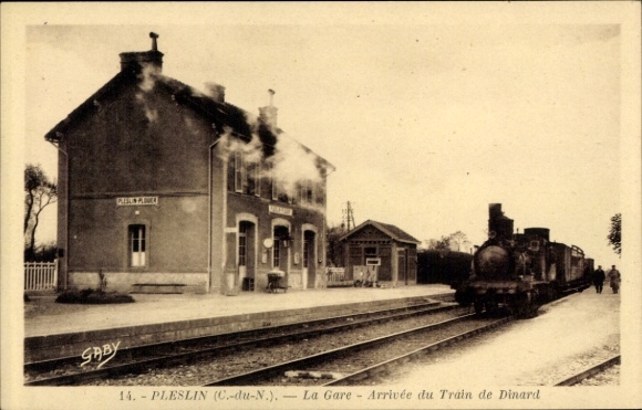 Postcard Pleslin Trigavou Côtes d'Armor, train station, track side, steam locomotive