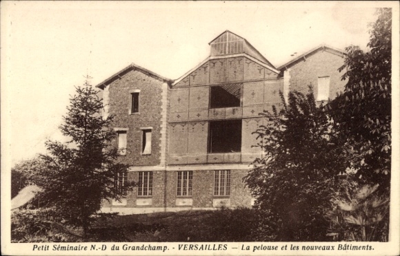 KP Versailles Yvelines, Petit Séminaire N.-D du Grandchamp, nowe budynki, trawnik
