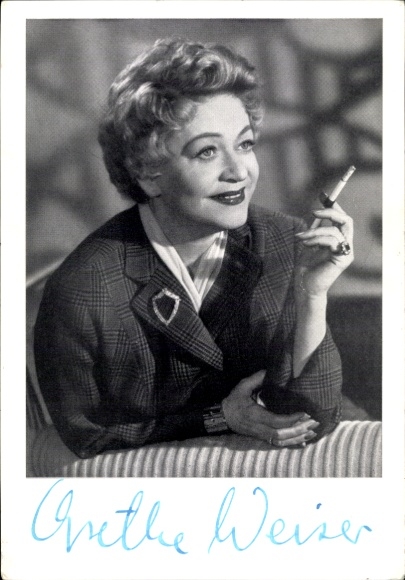 Postcard actress Grethe Weiser, portrait, cigarette, autograph