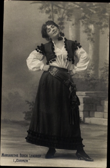 Postcard opera singer Margarethe Boeck Lendrop, standing portrait, Carmen