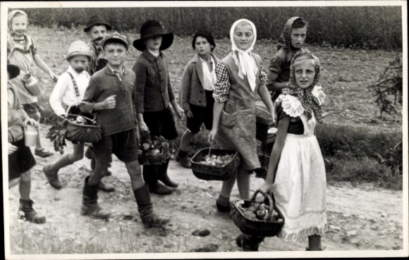 Foto Kleinneuschönberg Olbernhau im Erzgebirge, Kindergruppe mit Körben, Festumzug