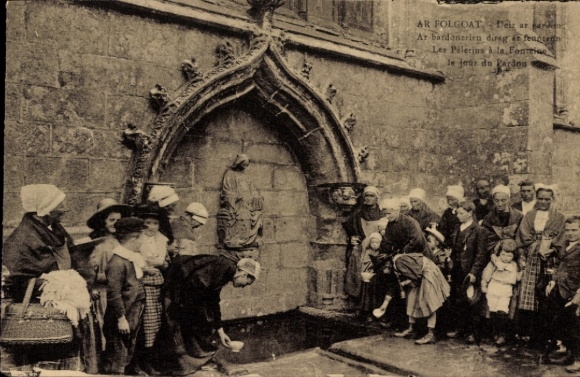 Postcard Le Folgoët Finistère, the pilgrims of La Fontaine