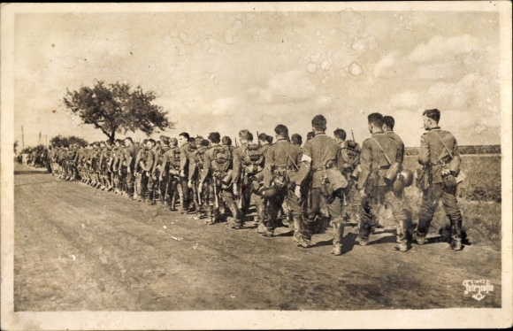 PC Deutsche Wehrmacht, marching column