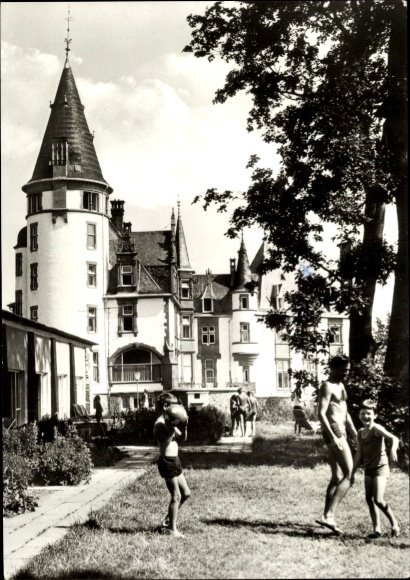 Ak Klink an der Müritz Mecklenburg, Schloss Klink, Kinder am Wasser, grüner Garten, sonniger Himm