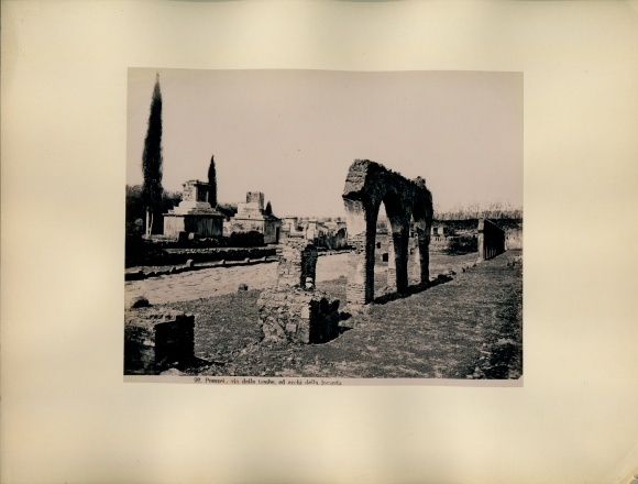 Photo from 1880, Pompei Campania, Gebäuderuinen, Grabmale, via delle tombe, arches of the inn