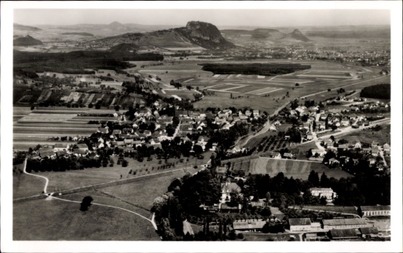 Ak Rielasingen in Baden, Landschaftsaufnahme, Hügel, Häuser, Felder, Schwarz-Weiß-Foto