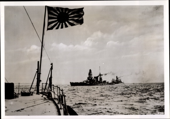 Foto Hoffmann, Japanisches Kriegsschiff in der Java See, Japanische Militärflagge, Februar 1942