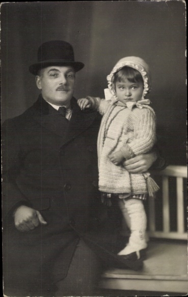 Photo Postcard man with child, portrait, hat, coat