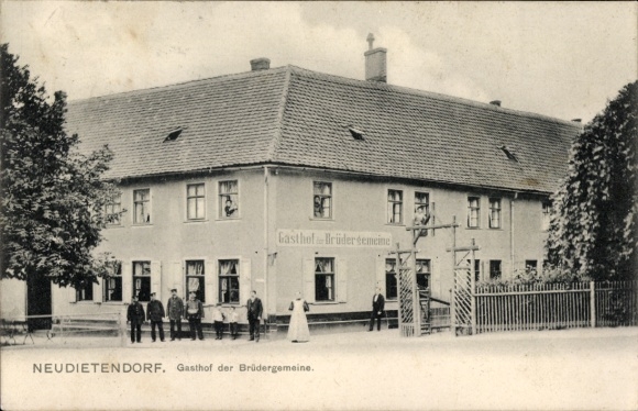 KP Neudietendorf w Turyngii, zajazd Kościoła Morawskiego, architektura, ludzie przed budynkiem