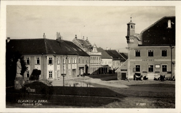 Ak Slavkov u Brna Austerlitz Südmähren, HOSTINEC, Husova třída, Gebäude, Statue, Straßenansicht