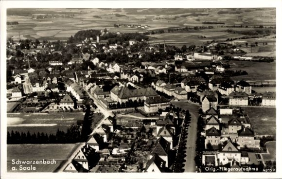 Ak Schwarzenbach an der Saale Oberfranken, Stadtansicht, Luftaufnahme, Häuser, Felder, 