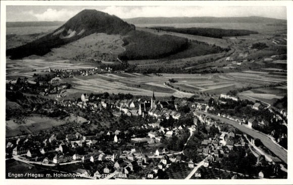Ak Engen im Hegau Baden, Landschaftsaufnahme, Stadtansicht  Hohenhowel im Hintergrund
