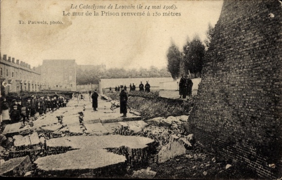 Postcard Louvain Leuven Flemish Brabant, destroyed prison wall, rubble, people, May 14, 1906