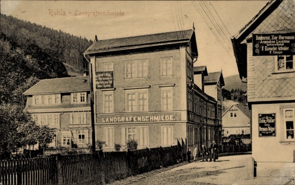 Ak Ruhla in Thüringen, Sandgrafenschmiede, drei mehrstöckige Gebäude, Ortsansicht