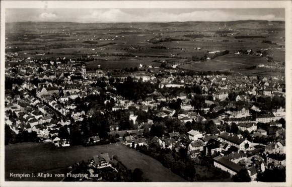 Ak Kempten im Allgäu Schwaben, Luftaufnahme von Kempten, Landschaft, Gebäude, Flugzeugaufnahme