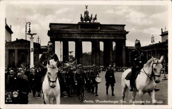 Ak Berlin, Brandenburger Tor, Aufziehen der Wache, Polizei, Wehrmacht
