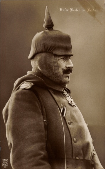 Ansichtkaart Kaiser Wilhelm II in het veld, helm met spikes, koudebescherming