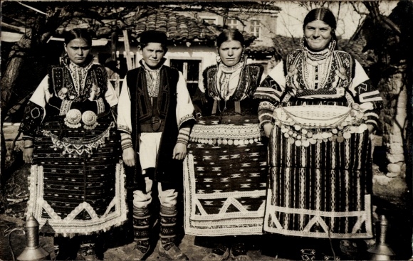 Photo Postcard Macedonia, people in traditional costumes
