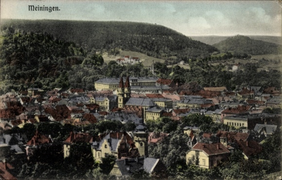 KP Meiningen w Turyngii, widok z panoramy, wiele dachów, zielony krajobraz, budynki