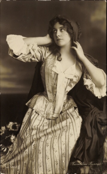 Postcard Opera singer and actress Geraldine Farrar, portrait