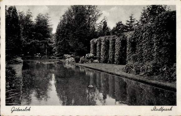 Ak Gütersloh in Westfalen, Stadtpark, Wasserfläche, Bäume, parkähnliche Landschaft